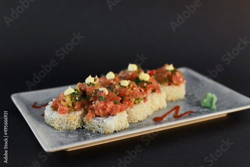 sushi uramaki salmón 