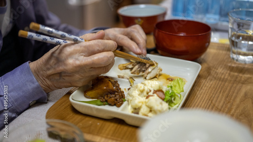 食事をする高齢者