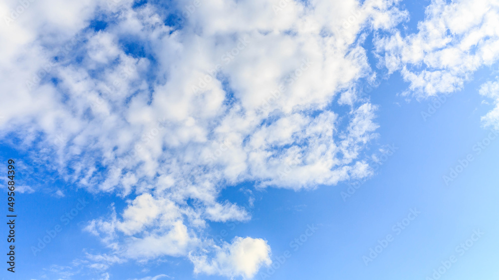 Obraz premium white clouds background with blue sky background