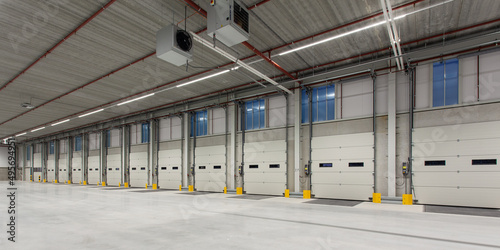 Photo Interior of a new empty warehouse with loading docks ready to be used