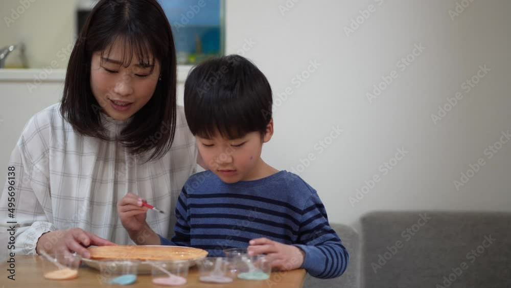 落書きせんべいを楽しむ親子 落書きせんべいを楽しむ親子