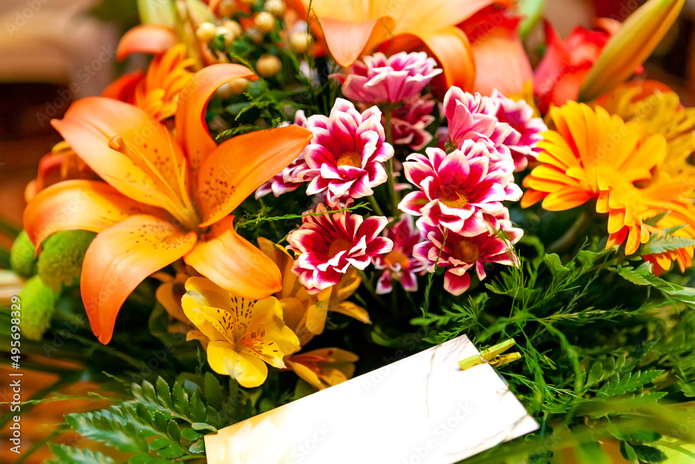 Fondo floral de ramo de flores con tarjeta de felicitación.