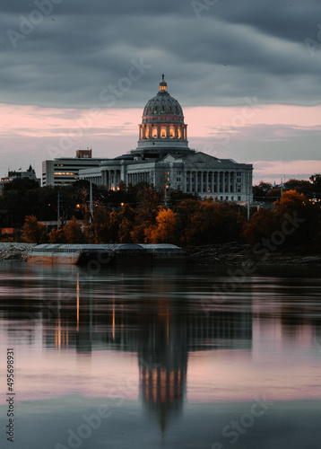 Cuadro en lienzo Vertical shot of Jefferson City state capital and the Missouri River in Missouri
