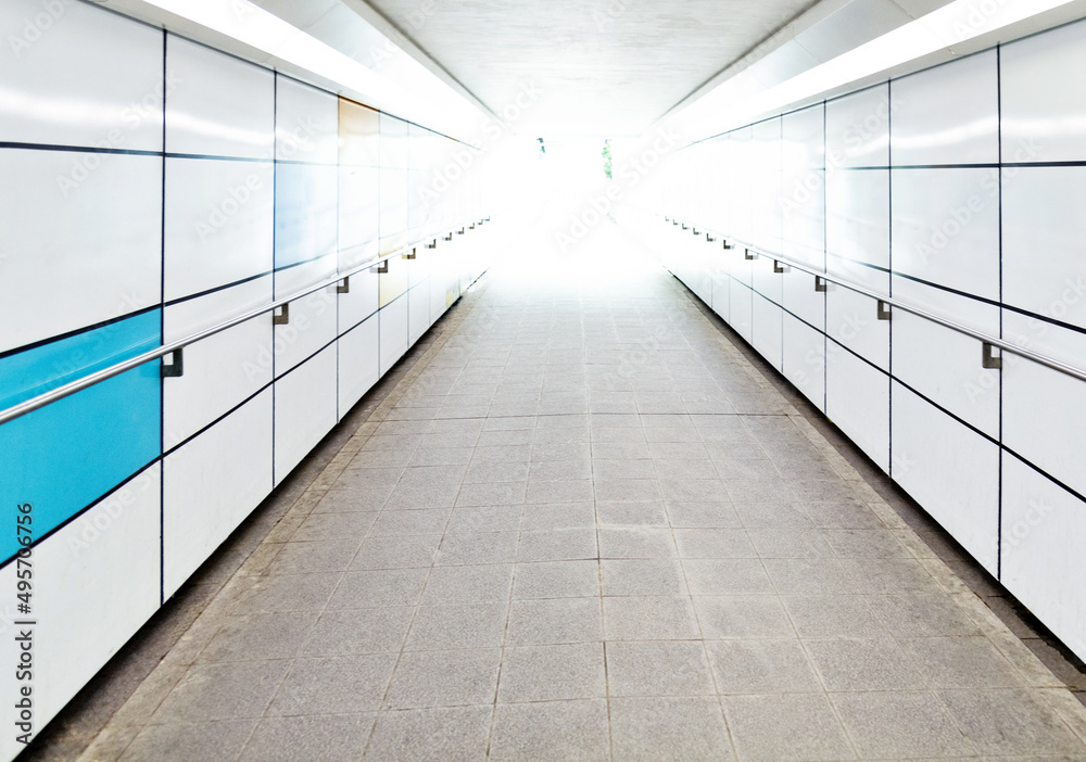 Obraz premium Empty long corridor with railing