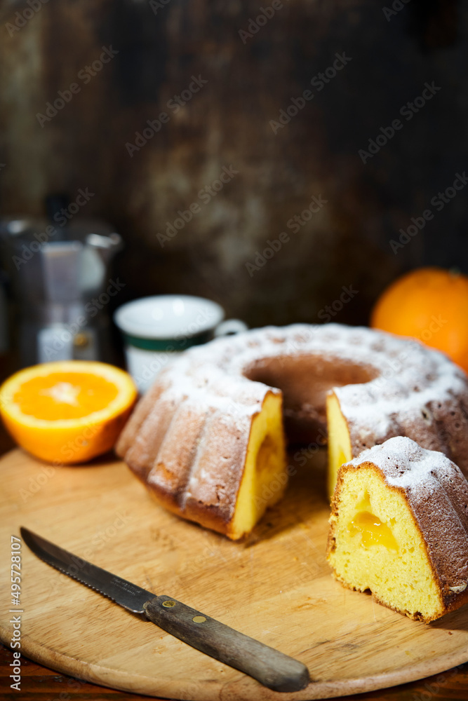torta per colazione all'arancia con crema d'arancia e zucchero a velo