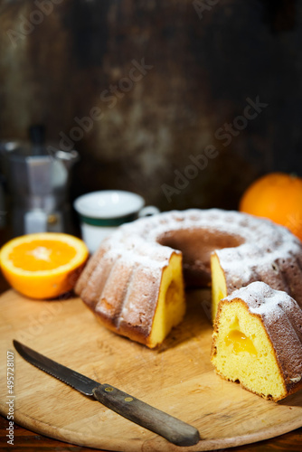 torta per colazione all'arancia con crema d'arancia e zucchero a velo