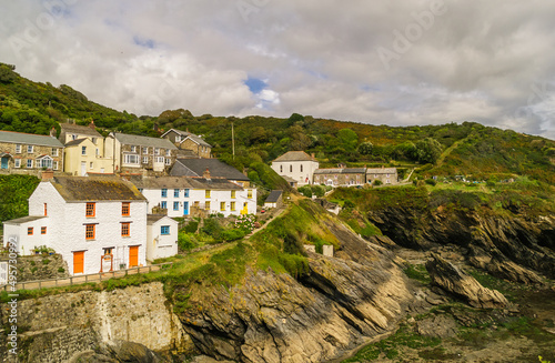 Vászonkép The houses of Portloe on top of the cliffs overlooking the harbour and cove at low tide