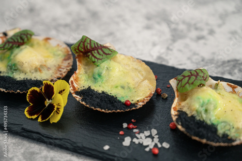 Delicacy roasted scallops w...