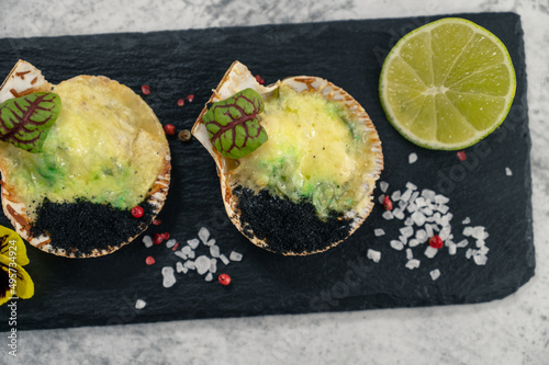 Delicacy roasted scallops w...