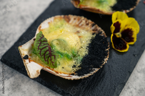 Delicacy roasted scallops w...