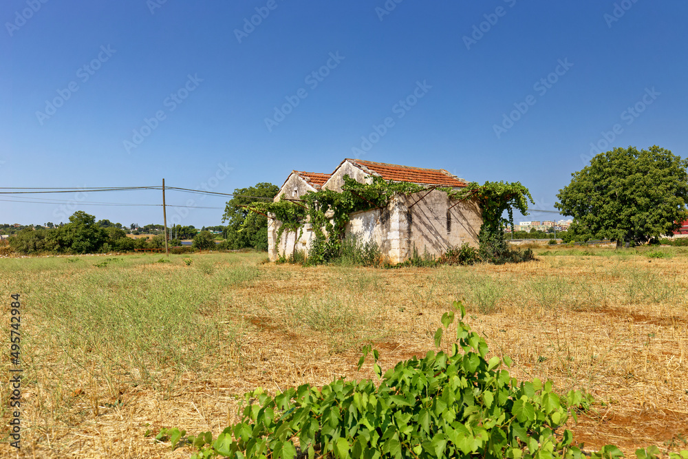 Zwei landwirtschaftliche Gebäude auf einem Feld in Italien, Apulien Zwei landwirtschaftliche Gebäude auf einem Feld in Italien, Apulien