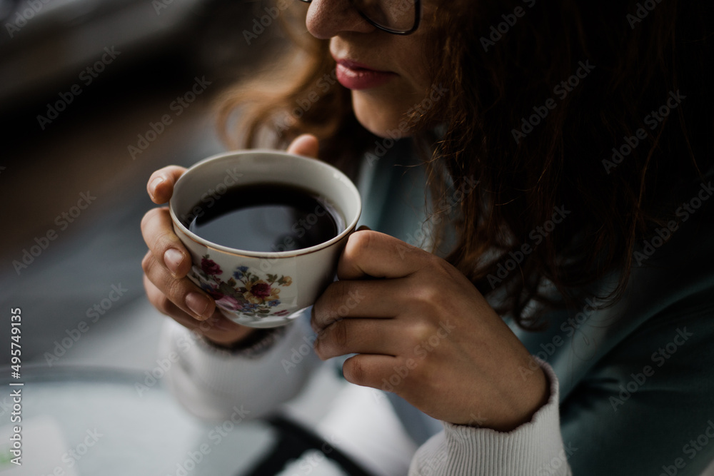 Mujer tomando una taza de café. Concepto de bebidas y alimentos.