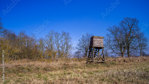 ein Hochsitz auf einem Feld vor blauem Himmel © jsr548