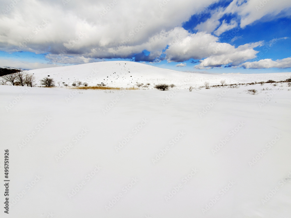 なだらかな草原を覆い隠す雪(長野県･霧ヶ峰)
