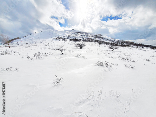 雪に覆われた草原と山頂の気象観測所(霧ヶ峰・車山)