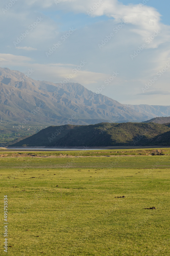 Sierras, pastizales y lagos en Argentina