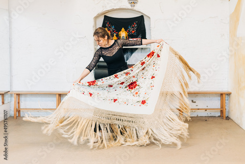 Obraz na plátně flamenco dancer placing the manila shawl