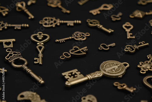 Bronze keys ornamental keys for clocks and treasure boxes with unique shapes and design © Roberto Sorin