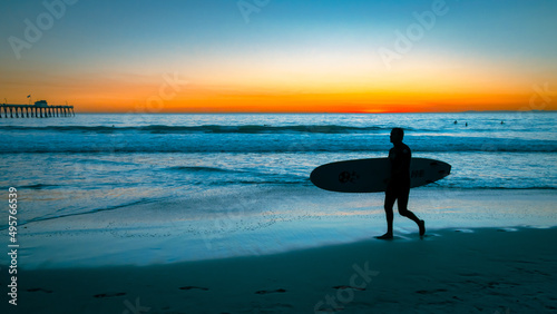 Fotografia Silhouette of a guy going to surf at the San Clemente beach
