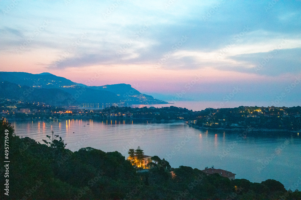 Panorama lors d'un lever de soleil sur la presqu'île du Cap Ferrat depuis la petite batterie de Nice sur la Côte d'Azur