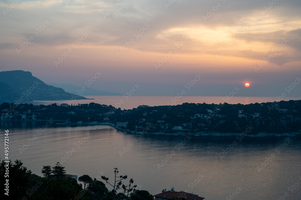 Panorama lors d'un lever de soleil sur la presqu'île du Cap Ferrat depuis la petite batterie de Nice sur la Côte d'Azur