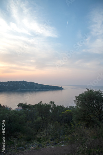 Panorama lors d'un lever de soleil sur la presqu'île du Cap Ferrat depuis la petite batterie de Nice sur la Côte d'Azur