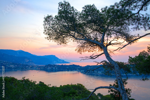 Panorama lors d'un lever de soleil sur la presqu'île du Cap Ferrat depuis la petite batterie de Nice sur la Côte d'Azur