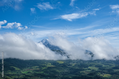 Fototapeta Naklejka Na Ścianę i Meble -  Pico de Orizaba entre las nubes