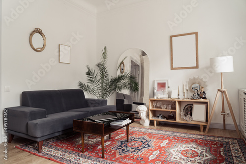 Billede på lærred White room with sofa and a tropical green plant and a mirror