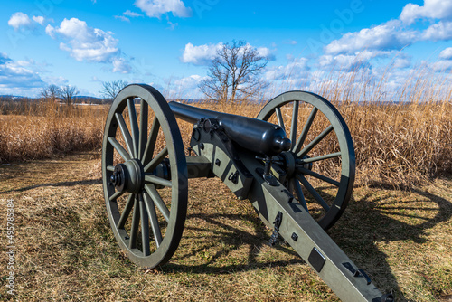 Fototapeta A civil war cannon on the battlefield in the Gettysburg National Military Park o
