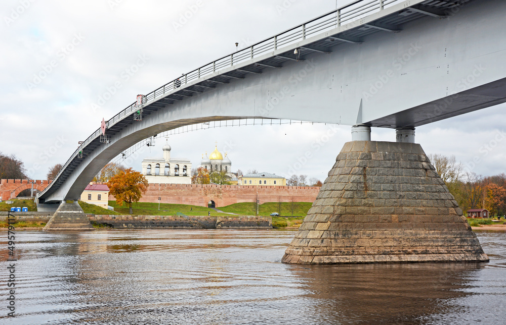 Obraz premium The bridge over the Volkhov River and Yaroslav's Court on February 22, 2017 in Veliky Novgorod