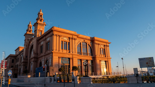 Bari, Teatro Margherita in origine su palafitte mare, colore della facciata di colore rosso, investita dalla luce dell'alba, vetrate illuminate dai raggi del sole