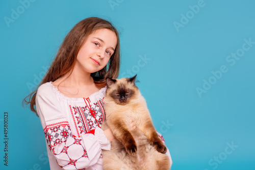 Fotografi Teen girl with a cat Neva masquerade in her arms