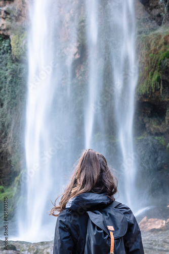 Joven excursionista disfrutando del Salto de la novia, una cascada situada en la localidad de Navajas (Castellón)