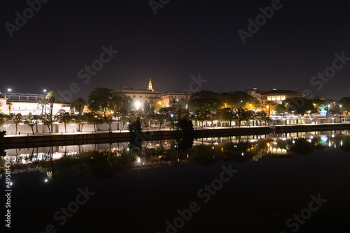 Zentrum bei Nacht Blick   ber den Guadalquivir Sevilla Spanien.