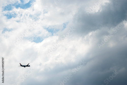 Avión en un cielo nublado