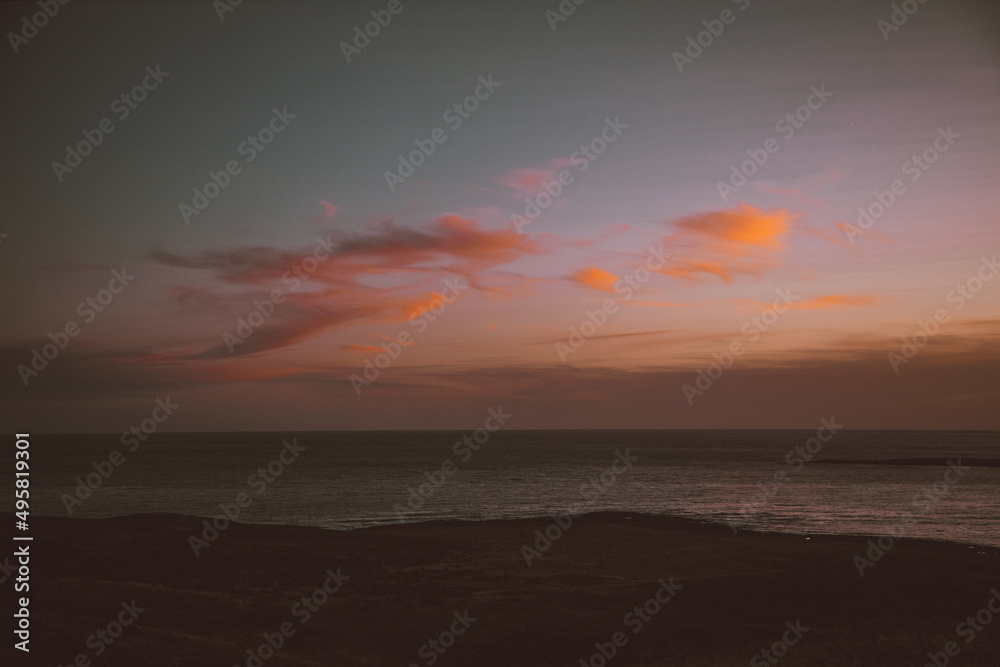 Fototapeta premium Nubes doradas y mar