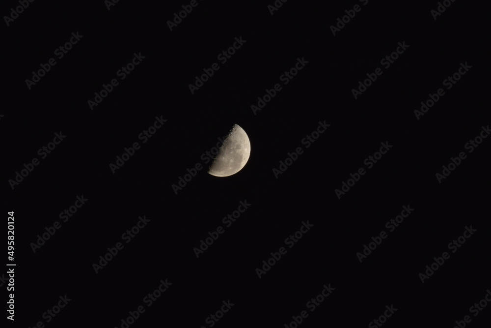 hermosa luna en un atardecer y algunas nubes hermosa luna en un atardecer y algunas nubes