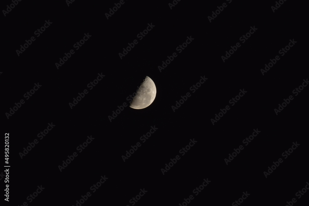 hermosa luna en un atardecer y algunas nubes hermosa luna en un atardecer y algunas nubes