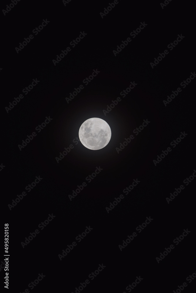 hermosa luna en un atardecer y algunas nubes hermosa luna en un atardecer y algunas nubes