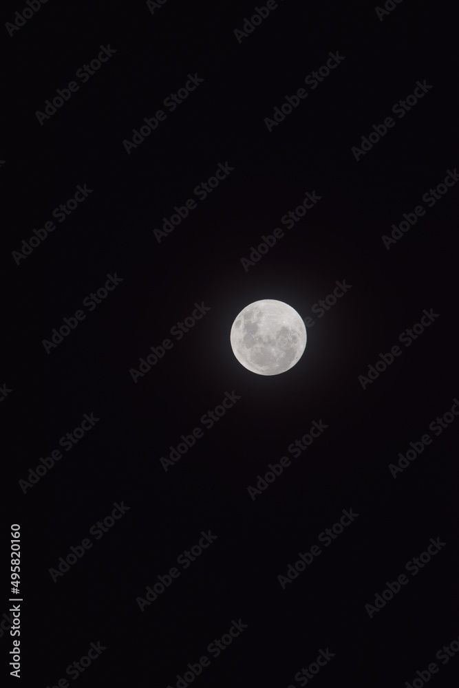 hermosa luna en un atardecer y algunas nubes hermosa luna en un atardecer y algunas nubes