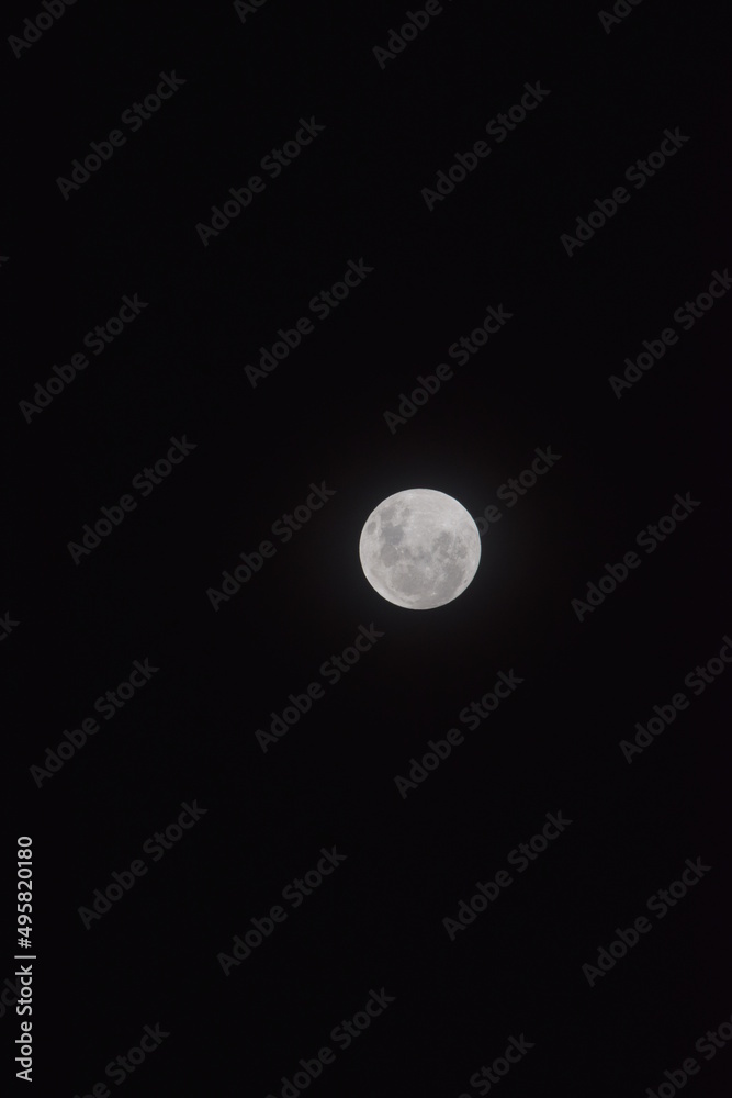 hermosa luna en un atardecer y algunas nubes hermosa luna en un atardecer y algunas nubes