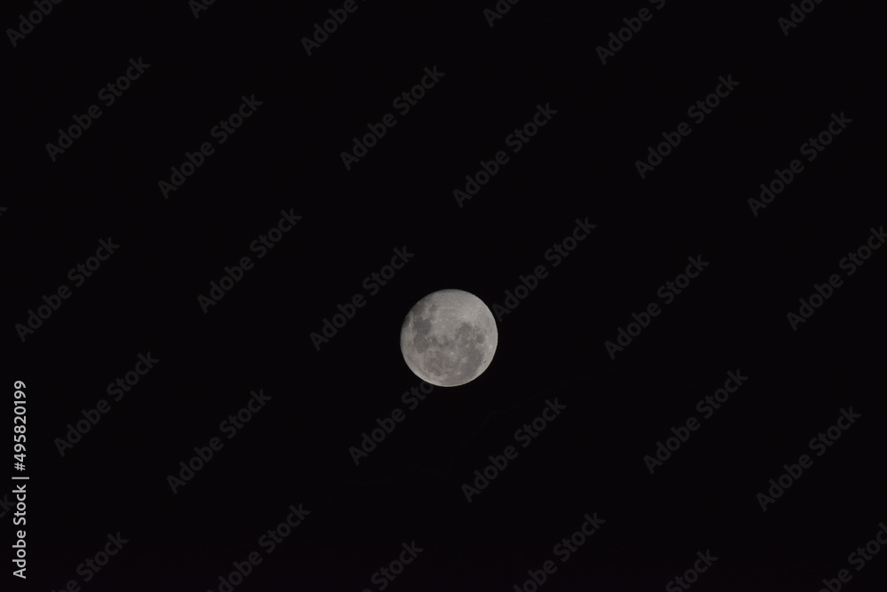 hermosa luna en un atardecer y algunas nubes hermosa luna en un atardecer y algunas nubes