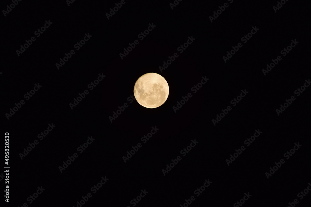 hermosa luna en un atardecer y algunas nubes hermosa luna en un atardecer y algunas nubes