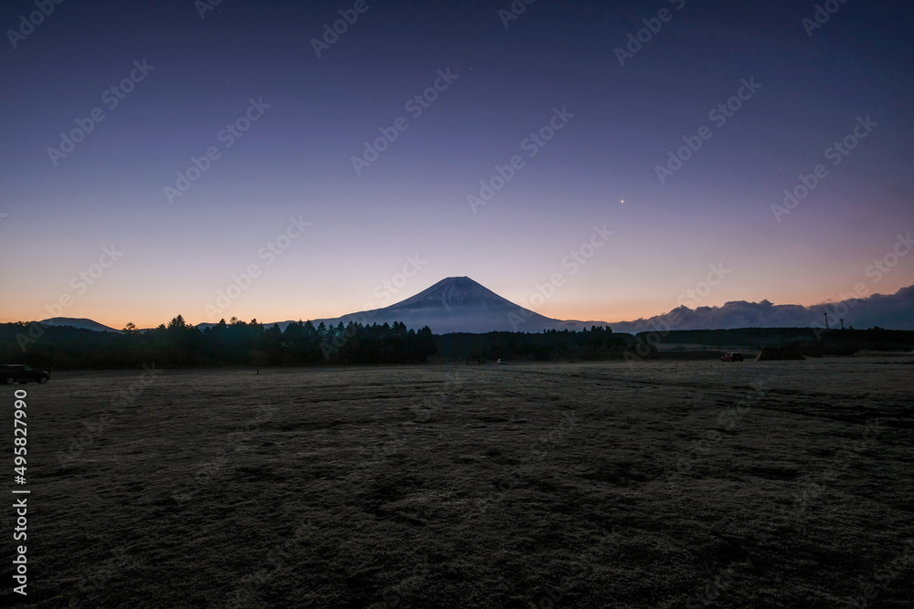 静岡県富士宮市朝霧高原のキャンプ場からの富士山と日の出