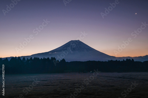 静岡県富士宮市朝霧高原のキャンプ場からの富士山と日の出 © Kazu8