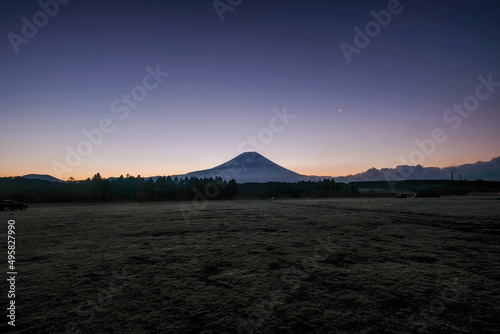 Obraz na płótnie 静岡県富士宮市朝霧高原のキャンプ場からの富士山と日の出 w salonie