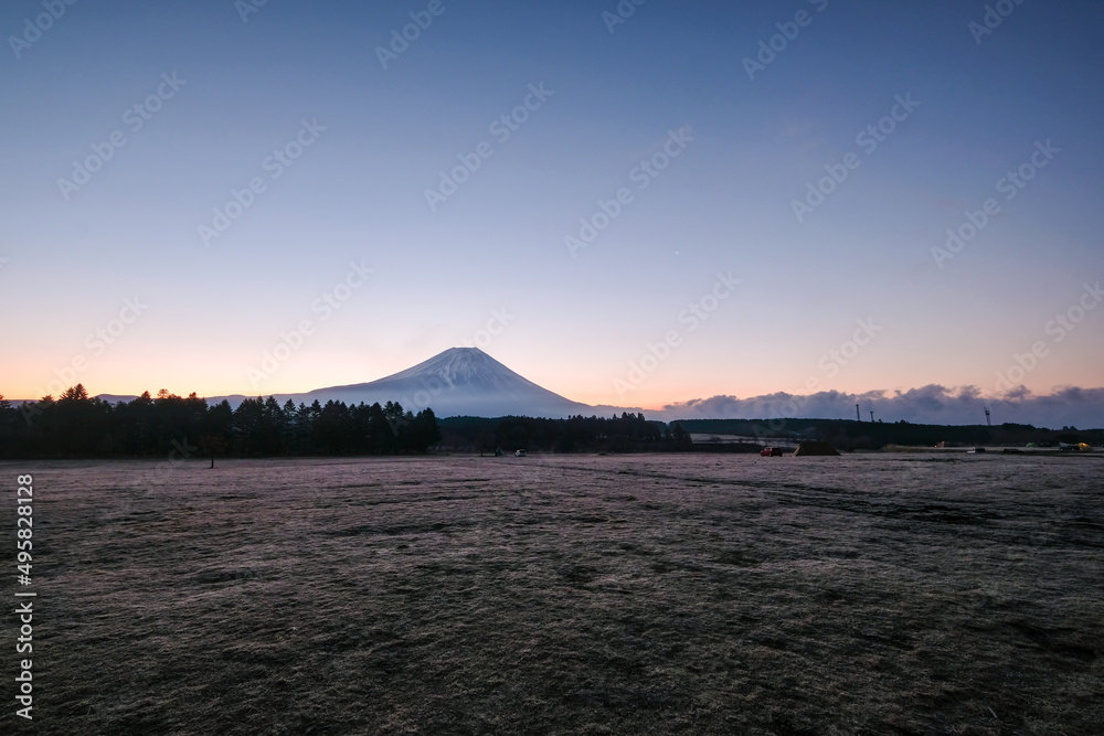 静岡県富士宮市朝霧高原のキャンプ場からの富士山と日の出