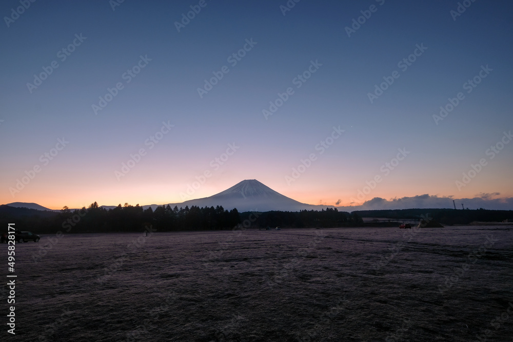 静岡県富士宮市朝霧高原のキャンプ場からの富士山と日の出 静岡県富士宮市朝霧高原のキャンプ場からの富士山と日の出