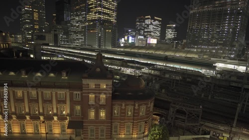 ホーム 駅 東京 電車 ビジネス街